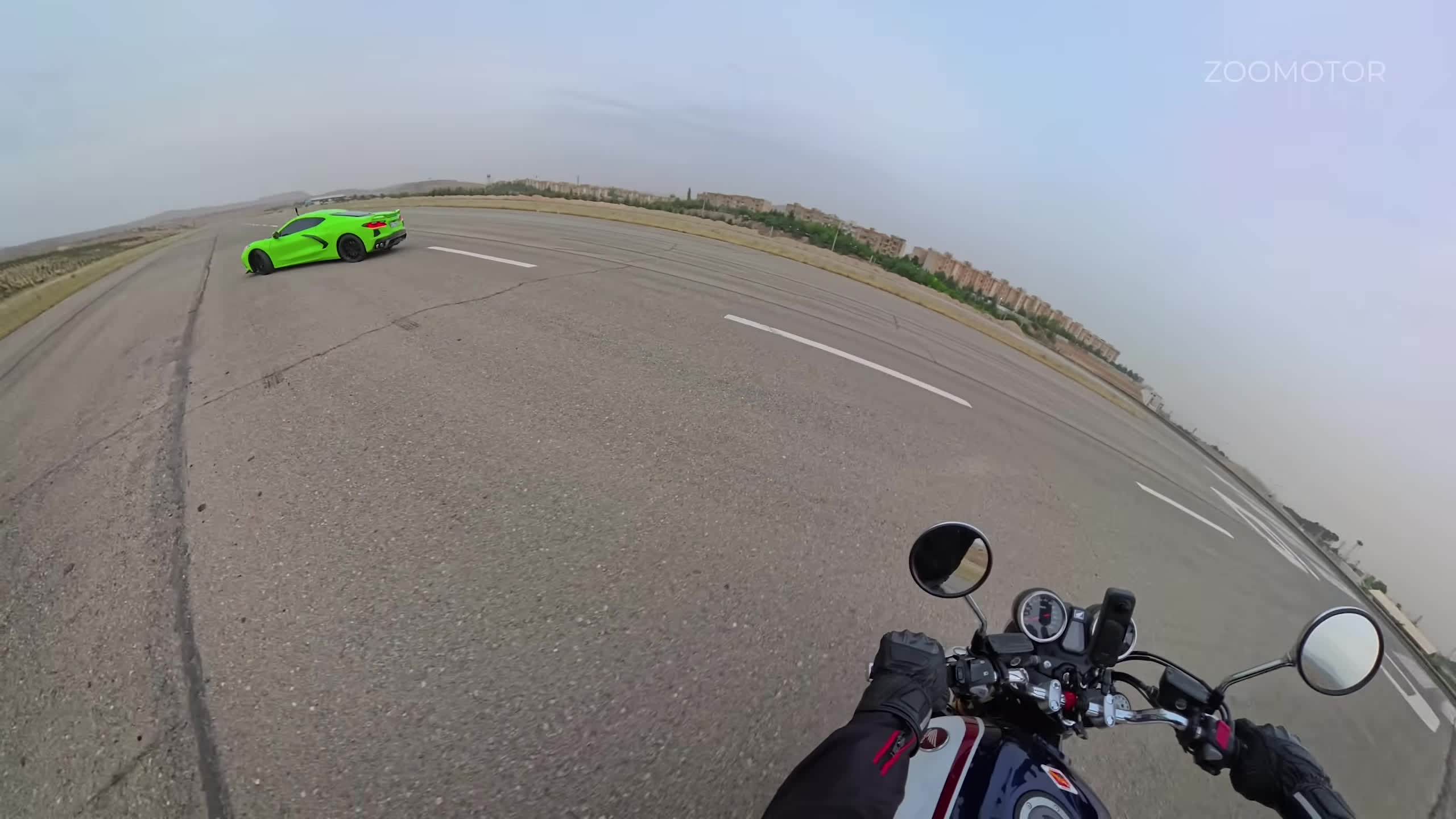 پوستر مسابقه درگ بین سی بی 1300 و شورولت کوروت 🔥 ژاپن یا آمریکا؟