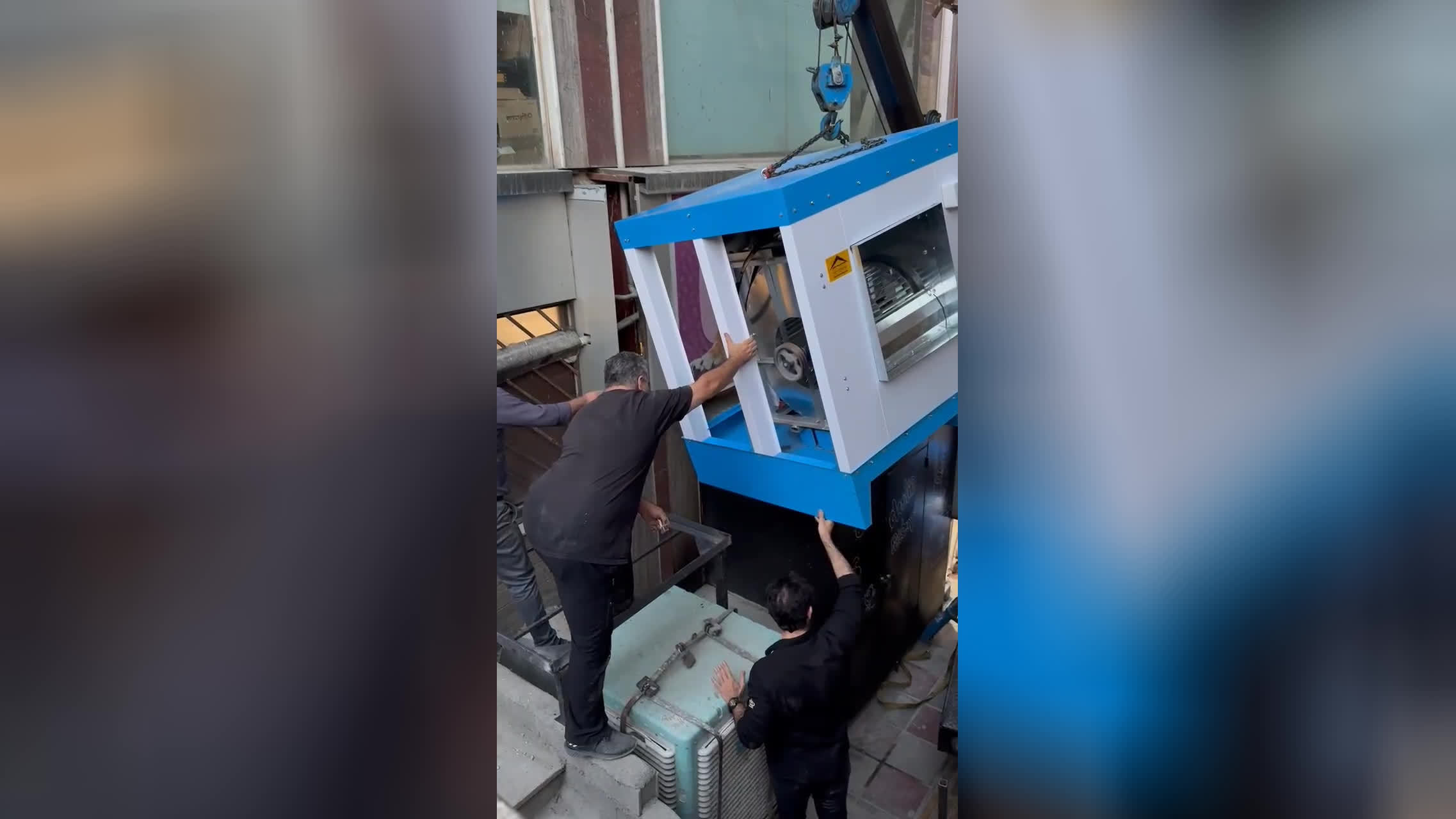 پوستر جرثقیل دکل دار در شرق تهران